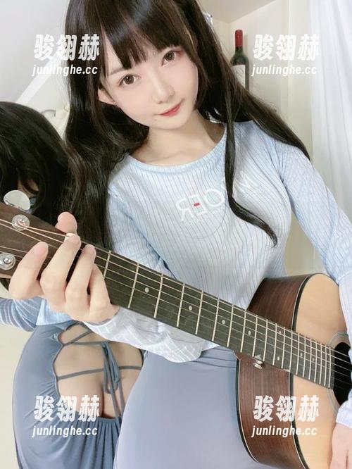 51酱 51酱这次蓝色制服真放得开!图包里那股撩人的氛围,真让人想停留更久。