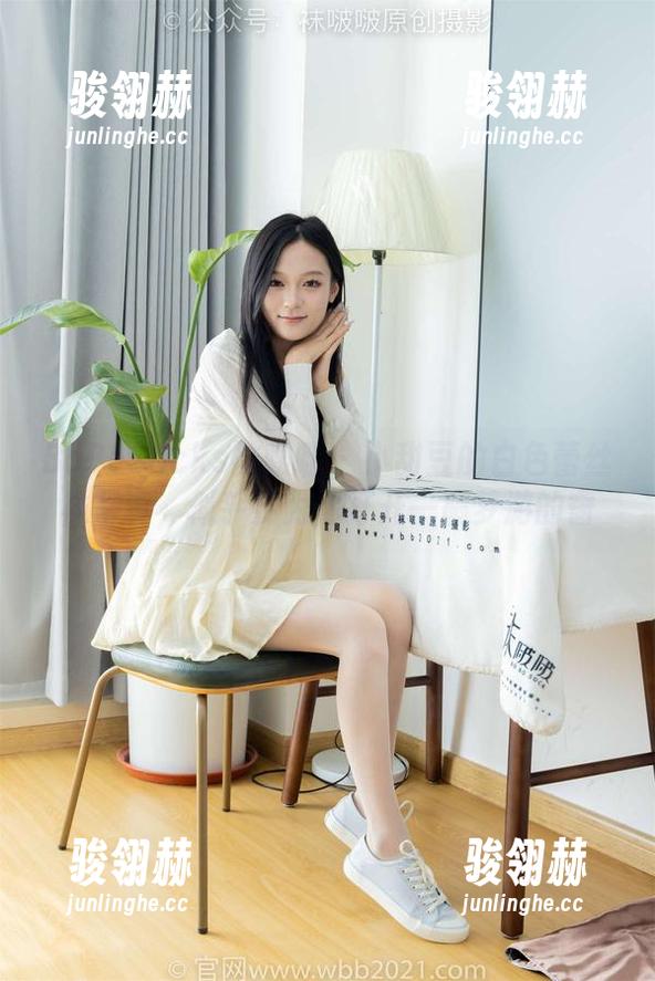 BoBoSocks袜啵啵 - 小甜豆的白色蕾丝袜写真，似乎要为你打开一扇梦游的窗