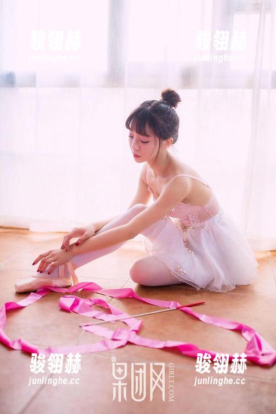 GIRLT果团网 - 行云流水般的旗袍和陈迪娅的图片，真希望这样的无圣光时刻可以停留永远。