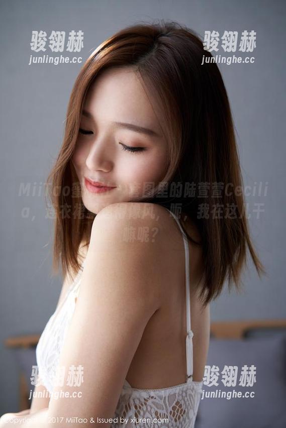 MiiTao蜜桃社 - 套图里的陆萱萱Cecilia，连衣裙飘逸得像风，呃，我在这儿干嘛呢？