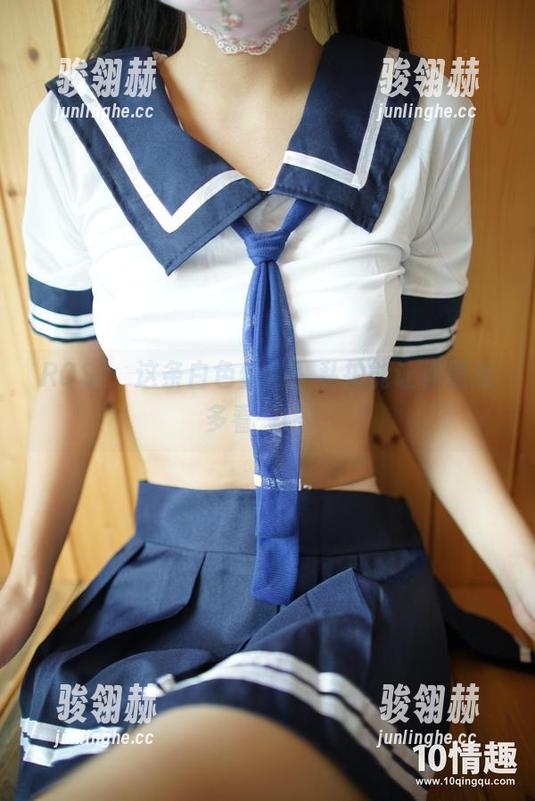 ROSI：这条白色丝袜，私拍能让你愿意多看一眼！
