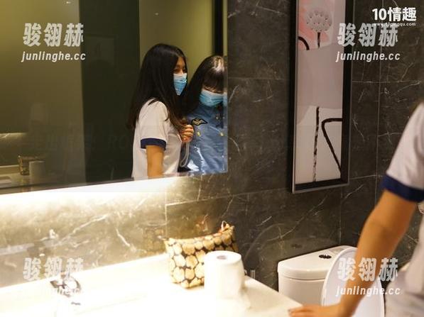走出框架：ROSI的黑边蕾丝写真，分享让人意想不到的穿搭灵感。