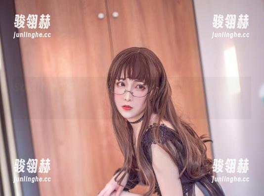 Sakiiii翎柒 Sakiiii翎柒把棉袜摄影玩出了新高度,但这高度又让我有点反思。