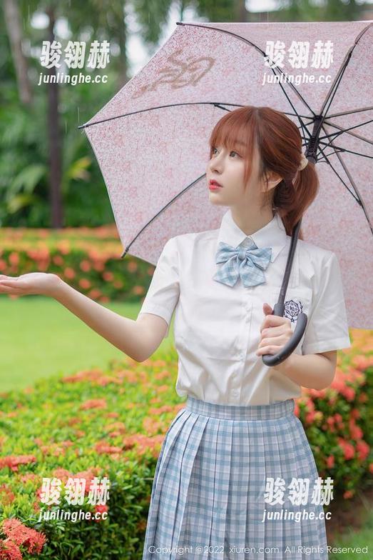 Xiuren秀人网-周慕汐baby Xiuren秀人网 - 又一辑“女仆写真”,周慕汐baby果然又在拿自己充电?满满努力啊。