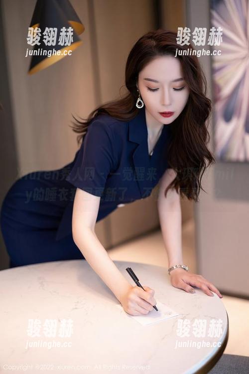 Xiuren秀人网 - 一觉醒来，大琪琪Emily的睡衣套图更新了，不快来看看吗？
