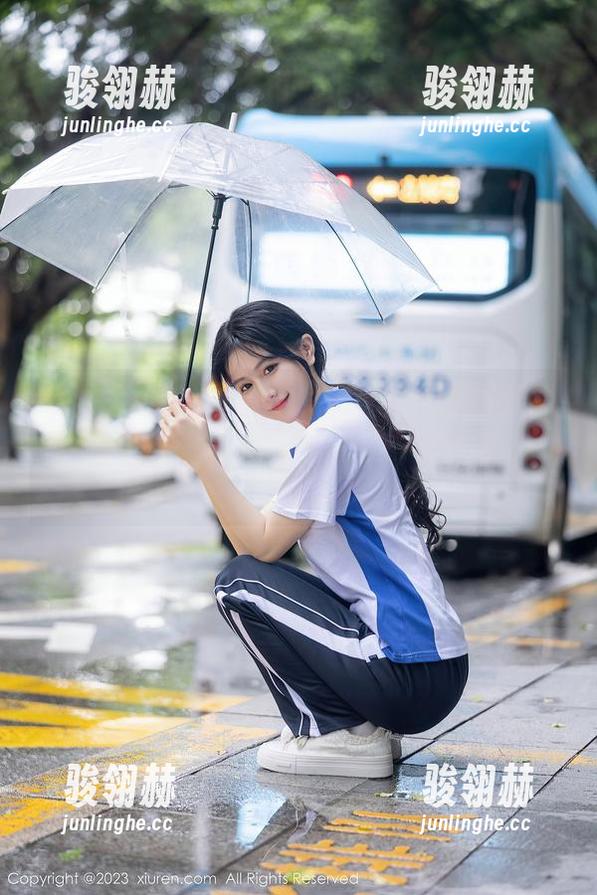 Xiuren秀人网 - 李佳芮Cherie的JK套图：看我多会穿衣服，让你再也不想上班了！