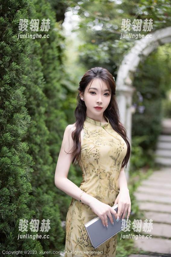 Xiuren秀人网 - 在林悠悠的短裙私拍中，总有一种“走！去喝杯咖啡”的感觉。
