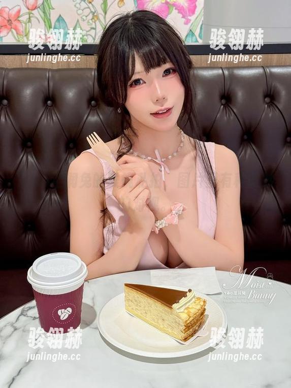 Yiko湿润兔的眼镜私拍，图片里有种微妙的对视。
