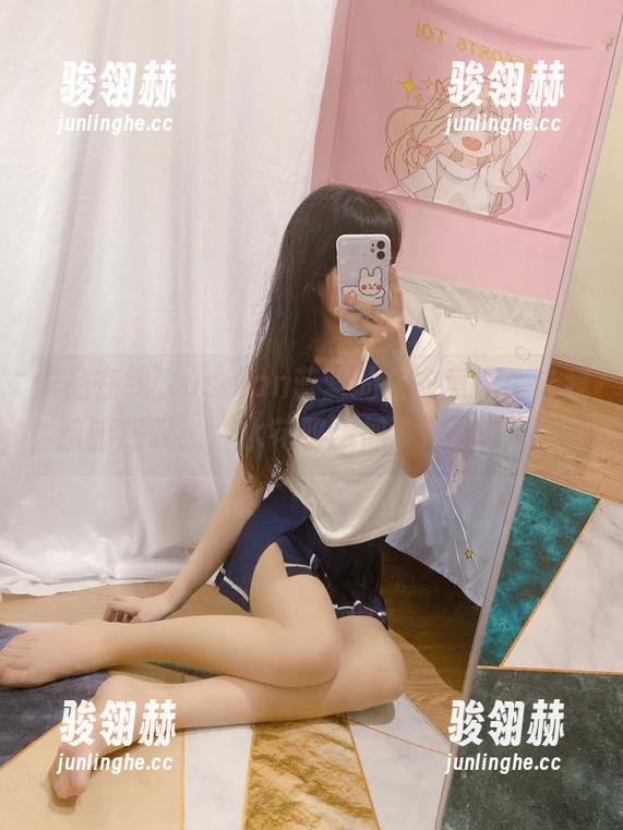 作品在线，usejan蓝蓝的白衣竞泳，让我暗暗感叹：“水花四溅都没她耀眼。”
