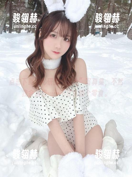 点击下载けん研的“甜心”写真集，不然我会后悔……不过先啃个零食。
