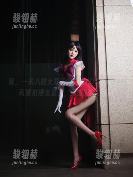 哦，一米八的大梨子的短裤COS新尝试，高清拍得太妥了，直逼人类极限。