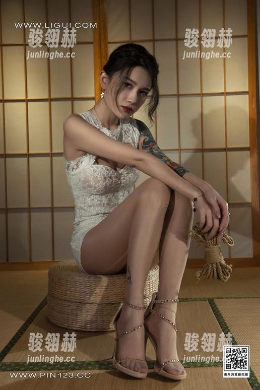 丽柜 - 苏黎又发新作了，写真合集里的美足搭配，难得一见的绝配。