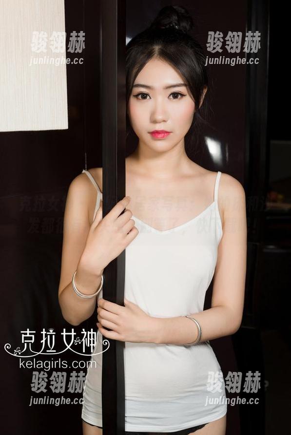 克拉女神 - 大阳的居家写真：她的床和沙发都很有镜头感，别等了，快下载吧！