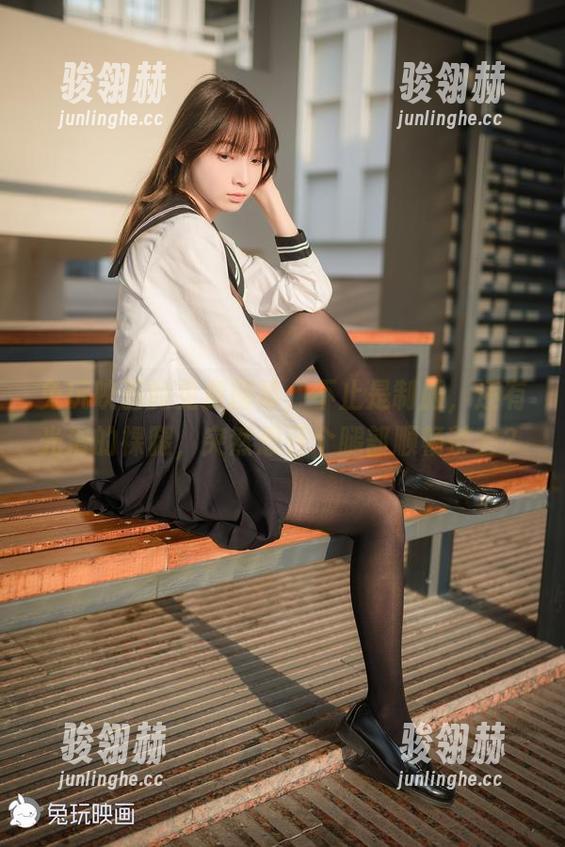 兔玩映画的免费图集，不止是制服，还有光滑的裸腿，突然想开个腿部顺畅茶会？
