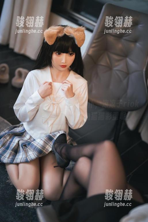 凉凉子rioko 别叫我只会看奥古斯特女仆,凉凉子rioko作品里还有隐藏的铁血猫猫彩蛋呢!