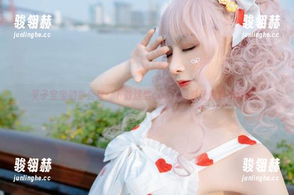 叉子宝宝的办公室：下载这组cos，绝对让你目不转睛。