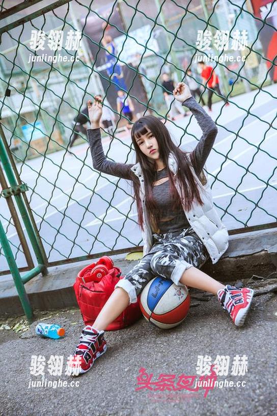 头条女神 - 瑞宝儿的最新白衬衫，原图直接取悦眼球，难以抵挡。