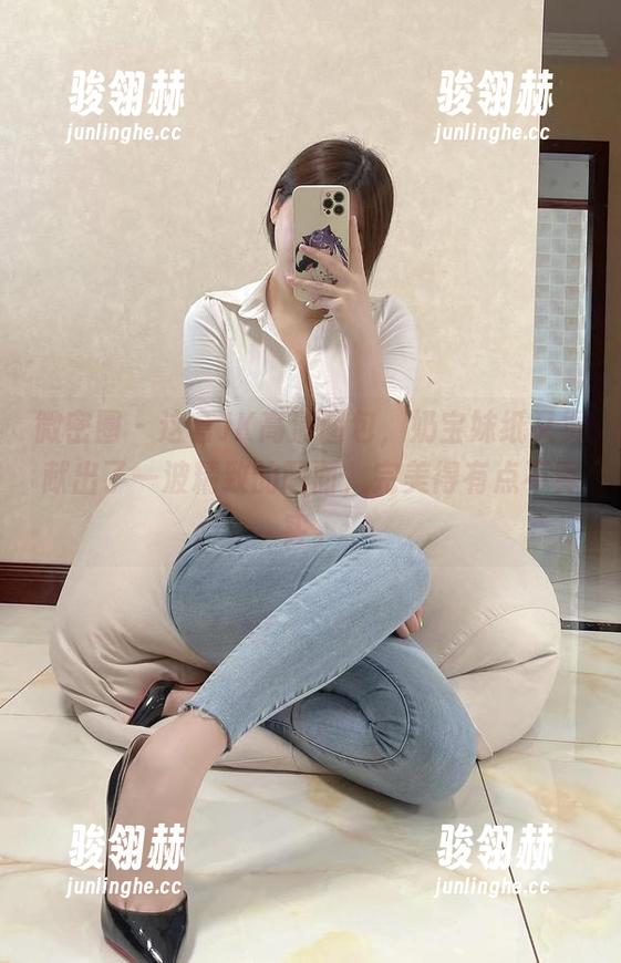 微密圈 - 这套JK高清图包，奶宝妹纸又贡献出了一波精致的画面，完美得有点不真实。