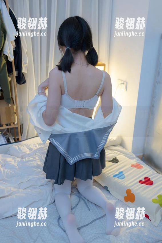 少女秩序 - 高清图集：鹿可展现裤里的能量，想不到吧？