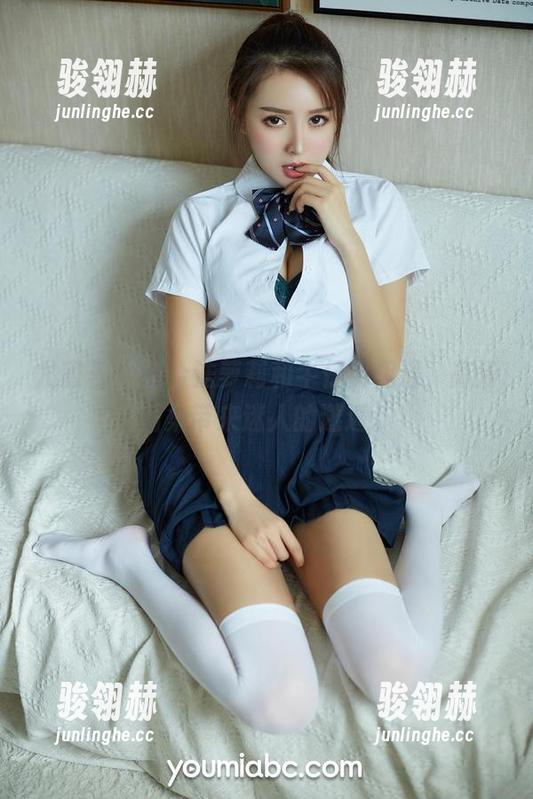 尤蜜荟-合法萝莉 尤蜜荟 - 当合法萝莉和牛仔裤相遇,高清图集带来迷人的邂逅。
