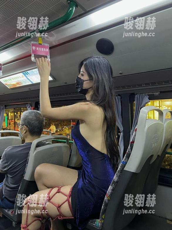 就是阿朱啊 微密圈 - 一组定制图片,就是阿朱啊和那只大象嬉闹着,妙趣横生。
