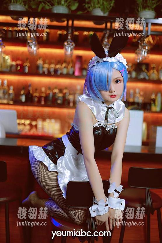 一个夏天里：‘您的蛋蛋’图集上的轻松与微妙