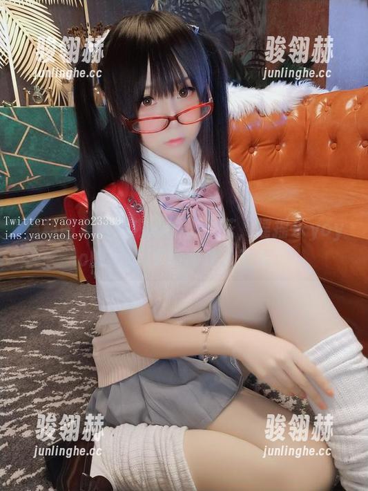 福利图集点燃内心的小火花，摇摇乐yoyo的黑丝JK制服令人窒息！