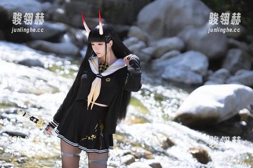 星之迟迟又出了最新的美图，礼服旁的镜子似乎在窃窃私语？