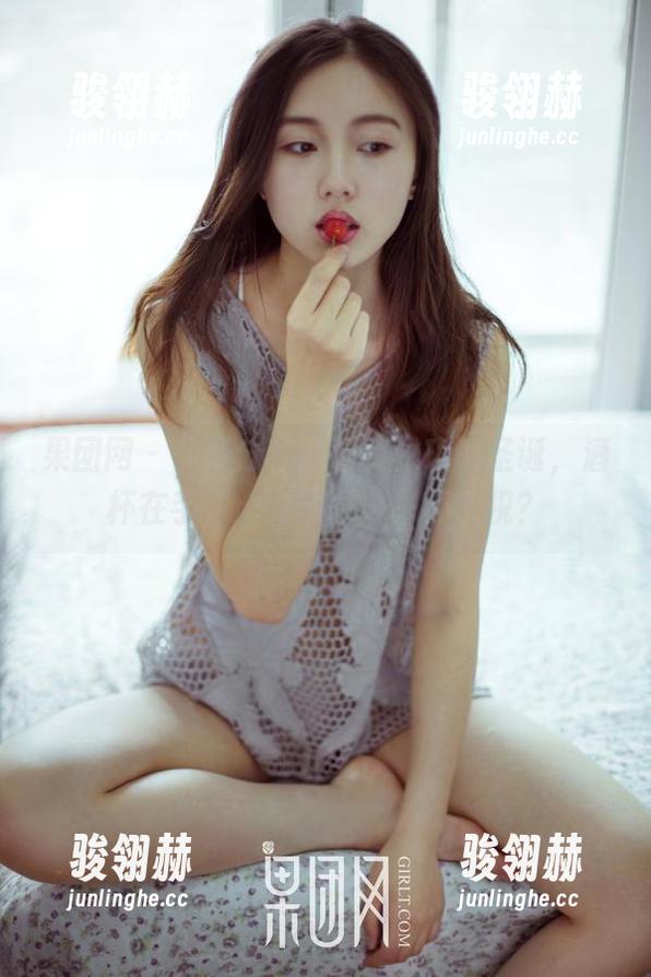 果团网 - 免费分享：看莫雅琪的圣诞，酒杯在手，心问何时该举杯庆祝？