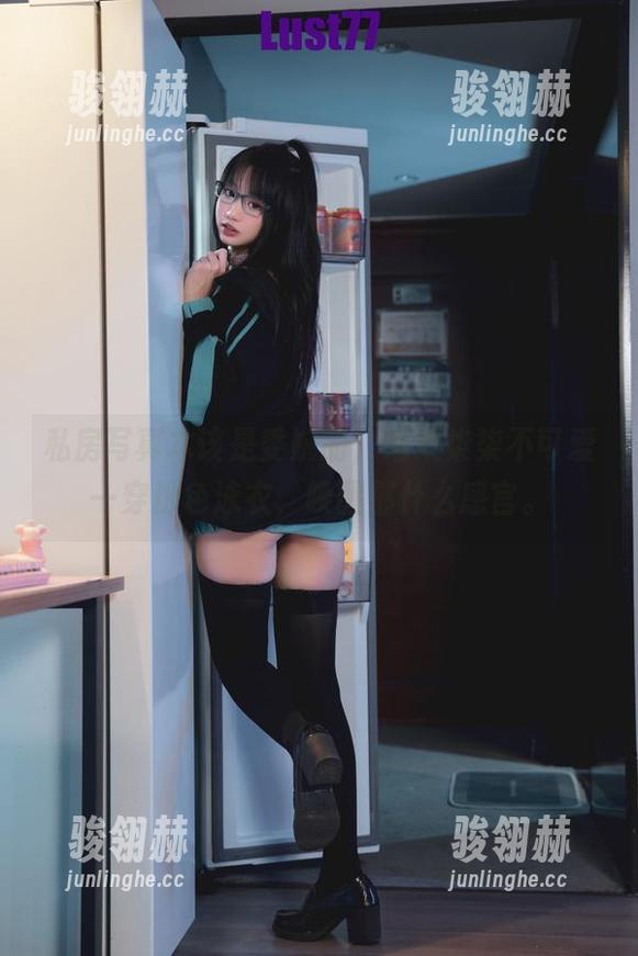 私房写真本该是委婉的，结果柒柒不可爱一穿粉色泳衣，唤醒那什么感官。