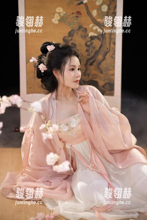 老实说，我只是想要一件桃暖酱同款的定制汉服，然后天天翻阅这些图片。