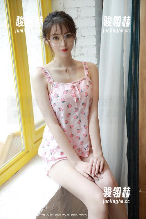 模范学院 - 奈美nana泳装图册在水里也能超美，免费拿，当然别忘了游泳圈！