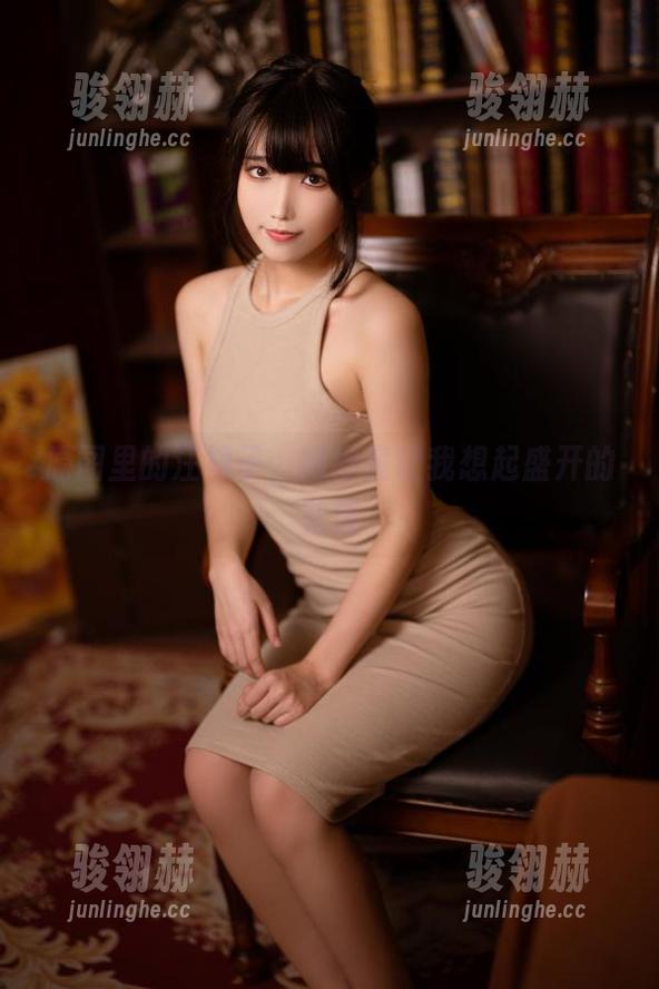 汪知子 原图里的汪知子,婚纱竟让我想起盛开的花海