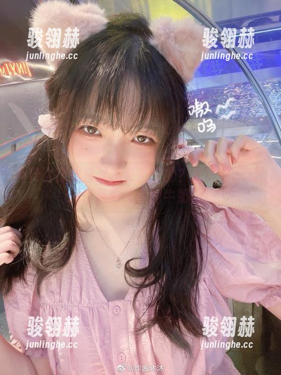 有什么比炸酱沐沐更圣诞的？当然是她的cos作品和浓厚的牛奶香！