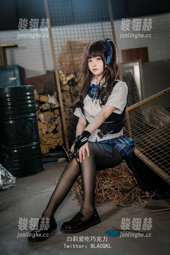 白莉爱吃巧克力 除了白莉爱吃巧克力,还有谁能这样把棉袜穿出高清感?分享给各位!