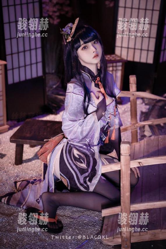 丝袜穿搭秘诀，白莉爱吃巧克力的写真告诉我们：腿部其实可以不再普通！