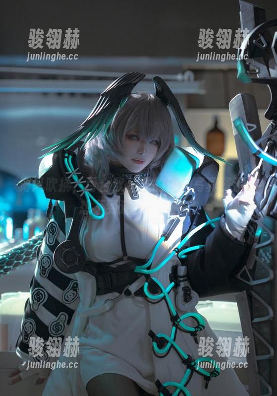 海风吹拂，百合欧皇子的沙滩写真资源，想不到还有这种操作