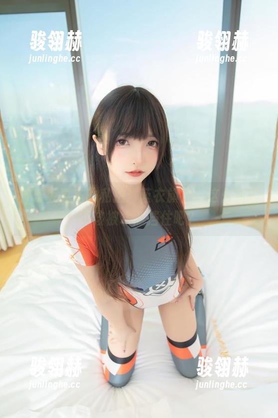 神乐坂真东的私拍：蓝衣旗袍，这么美的不该被水瓶挡住吧？
