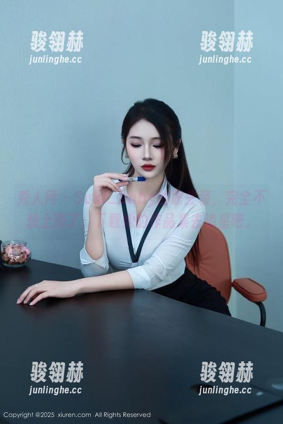 秀人网 - Suki_baby的职业装，完全不想上班了，下载她的作品集去追星吧。