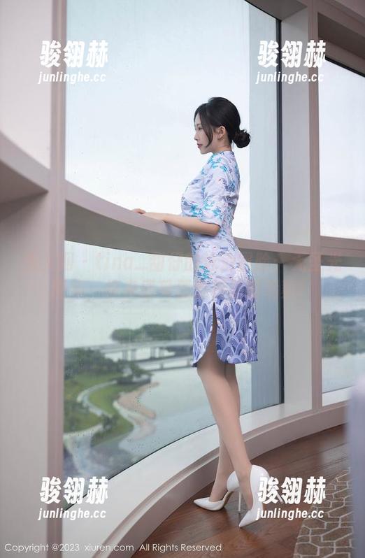 秀人网 - tina_甜仔的泳池冒险：无圣光图集，快来感受那份特别的清爽！