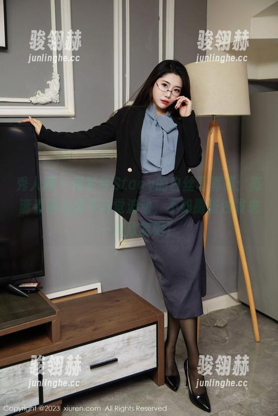 秀人网 - 何梦兮Stacy的白丝写真集：高清看得心里不自觉波动，不如搬张沙发来一起欣赏吧！