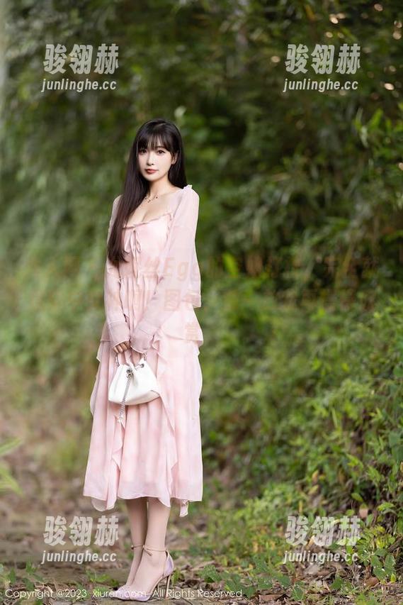 秀人网-尤妮丝Egg 秀人网 - 尤妮丝Egg的空姐打扮,完全就是空中女神啊!图包,放一放我再慢慢欣赏。