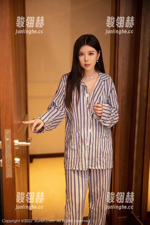 秀人网 - 尤妮丝大方分享：熟女美图，假装成谈心老师是不是有点太过自恋？