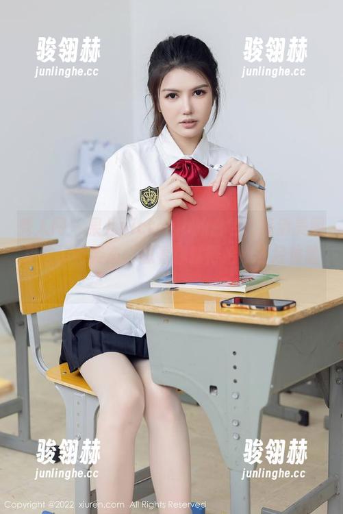 秀人网 - 果儿victoria的白色，高清美图里的冷艳姿态，想看你就得给点正经体验哦
