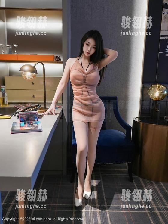 秀人网 - 甜白酱用裤里丝颠覆你的图集认知：图多不压身！