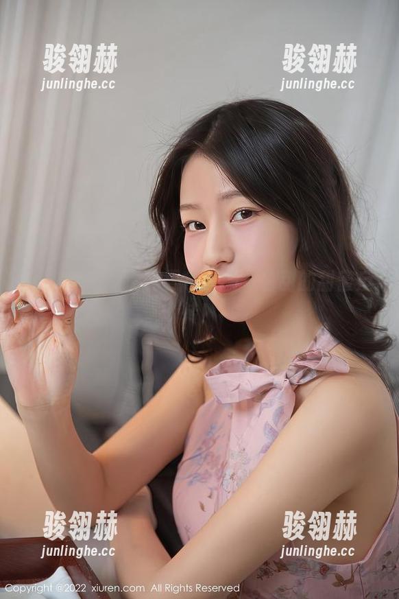 秀人网 - 免费的黑色套图，白甜的甜蜜反转！
