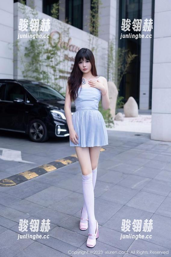 秀人网 - 艺轩的连衣裙：私房里藏着的不止是布料
