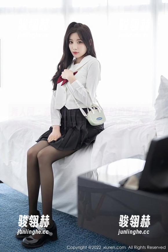 秀人网 - 高能警告：陆萱萱的校服美图，不想去上课也没关系，至少拍得R级诱惑！