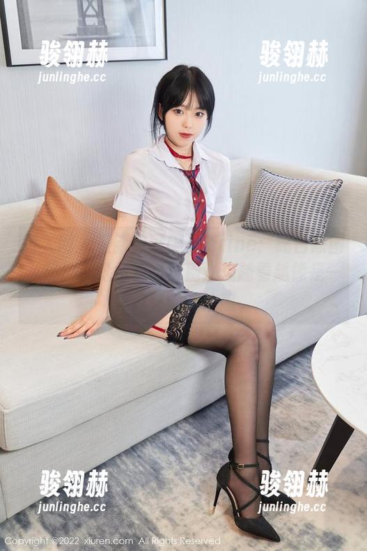 秀人网-黄可Christine 秀人网 - 最新黄可Christine:纯白原图,起初不觉得怎么特别,但越看越像是一种隐秘的纯洁感。
