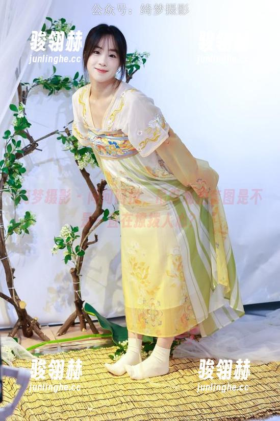 绮梦摄影 - 问问阿悦，吊带私拍套图是不是一直在撩拨人心？